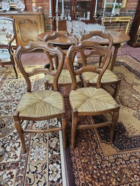 Série de 4 chaises paillées, Style Restauration